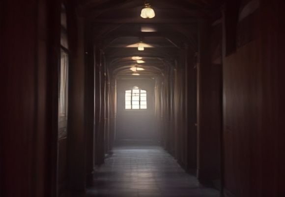 十八禁游戏导航创始团队在办公室内热烈讨论游戏内容评测标准，白板上写满分级制度关键词